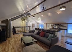 Hay Loft in Historic Barn - 4 Minutes to Legoland / Racetrack Views - Goshen - Вітальня