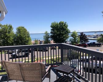 Harbor's Edge Motel - Bayfield - Balcony