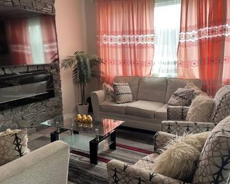 Modern Family Friendly Home 10min Yeg Airport - Free Wifi+ Netflix - Leduc - Living room