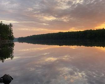 Peaceful 4 season cottage on the shores of the Petawawa River - Petawawa - Outdoors view