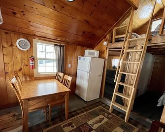 Brassua Lake Camps in Rockwood, Maine (Moose) - Rockwood - Dining room