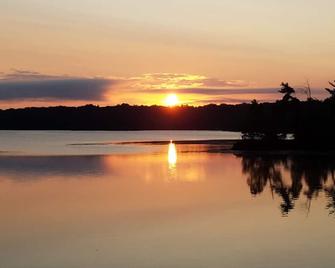 On Bass Lake in TC, Game room, wifi, ac, fp, pets - Traverse City - Außenansicht