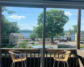 Beautiful 1 bedroom condo-sleeps 6.Lake views. PRIME Lacation to all attraction - Gilford - Balkon