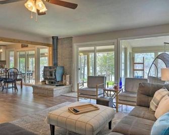 Modern lakefront home, Amazing View w/ Nearby Boat Launch - Golden - Living room