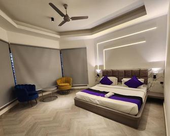 Hotel Square 9 Inn - Gurugram - Bedroom
