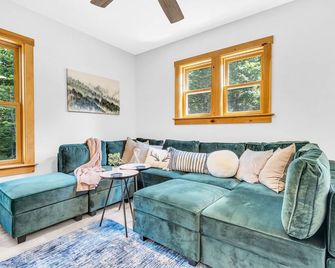 12min Sunday River! Hot Tub, Pet Friendly, Firepit - Bethel - Salon