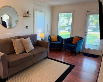 Cozy Lansing Loft - Pet Friendly - Near Msu - Lansing - Living room