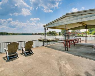 Cozy Hot Springs Vacation Rental on Lake Hamilton! - Hot Springs - Patio