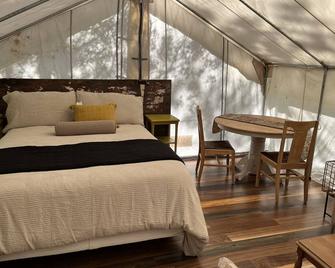 Glampsite getaway near Loveland! - Johnstown - Bedroom