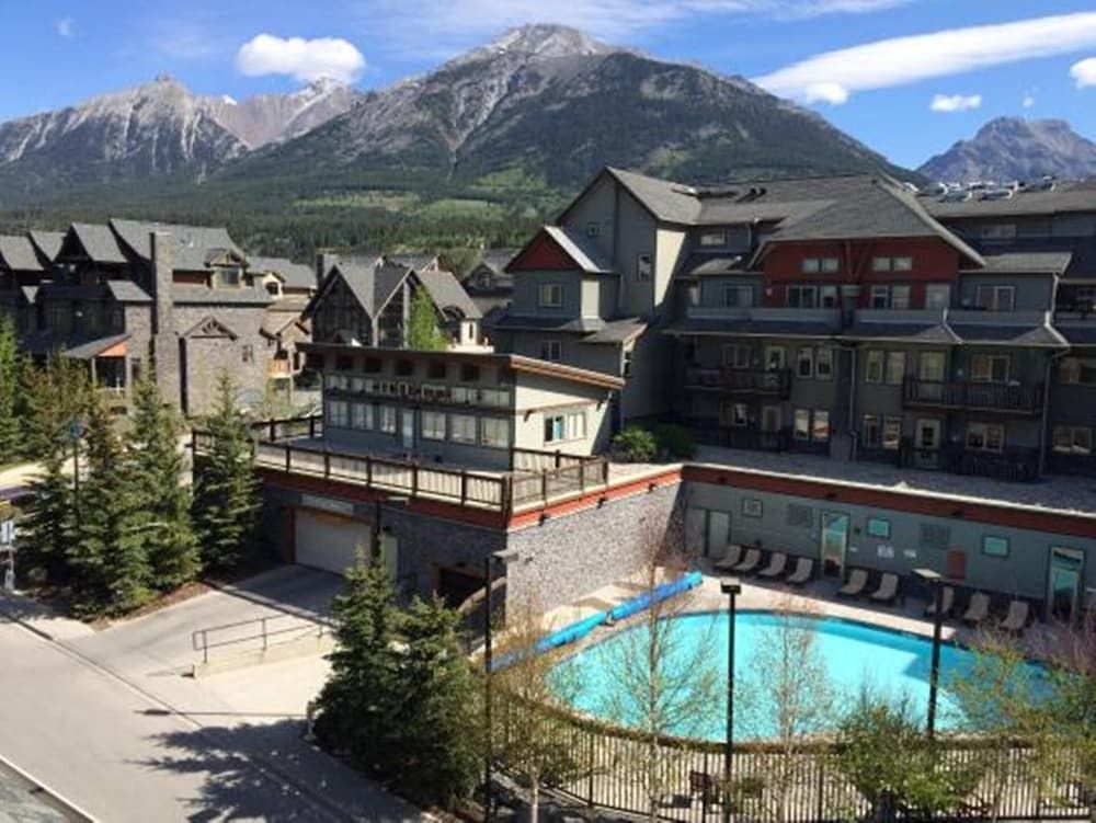 Lodges At Canmore Hot Tub & Heated Swimming Pool, Private Laundry, Kitchen&bbq - كانمور - مبنى
