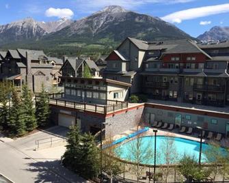 Lodges At Canmore Hot Tub & Heated Swimming Pool, Private Laundry, Kitchen&bbq - كانمور - مبنى