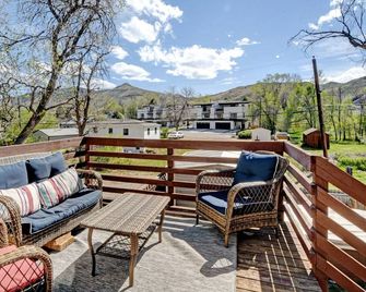 The Golden Bungalow-2 Bedroom - Golden - Balcony