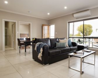 Renmark Holiday Apartments - Renmark - Вітальня