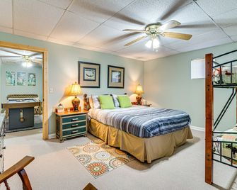 Pet-Friendly Hiawassee Cabin w/ Lake Views & Sauna - Hiawassee - Bedroom