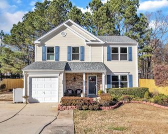 Hot Tub! Renovated, Sleeps 6, Pets Ok! Close To Everything - Holly Springs - Edificio