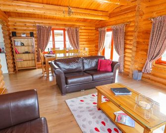 Sycamore Lodge - Oakham - Living room