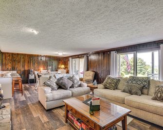 Tee Off in the Mtns: Sky Valley Condo w/ View! - Dillard - Obývací pokoj