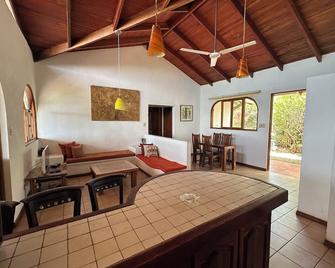 Hermosa Casa Frente al Pacífico - Santa Cruz - Comedor