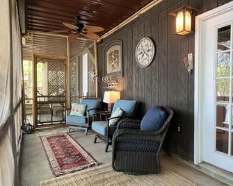 Gorgeous A-frame on Lake Barkley cove: private dock, fire pit, pets ok - Eddyville - Balcony