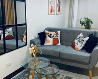 Luxury Flat with Private Balcony - Pasig - Living room