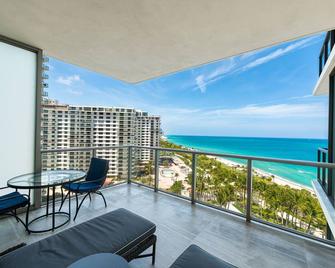 5 StarOcean Front 1478 Sq Ft Plus two large balconies Apartment sleeps 4-5 - Bal Harbour - Balkón
