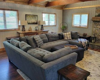Incredible Lakefront Property With Year-Round Hot Tub - Sleeps 20 - DuBois - Wohnzimmer