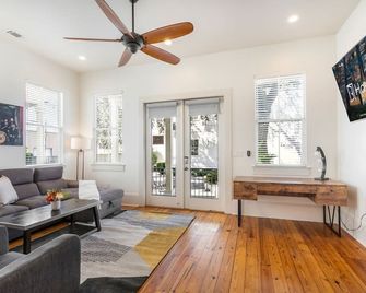 Amazing 3BR Cottage off St Charles with Pool - ניו אורלינס - סלון