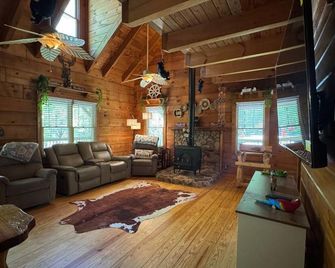 Peaceful Cabin Retreat – Perfect for Families & Friends - Monroe