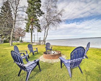 Houghton Lake Cottage w/ New Private Deck! - Prudenville - Patio