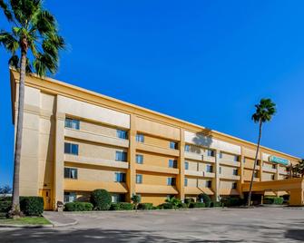 La Quinta Inn & Suites by Wyndham Houston Baytown East - Baytown - Edificio
