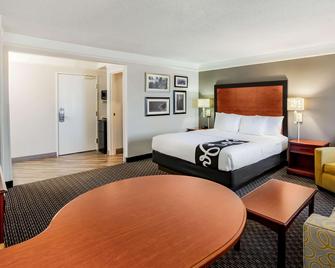 La Quinta Inn & Suites by Wyndham Houston Baytown East - Baytown - Schlafzimmer