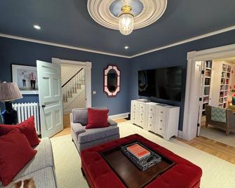 Mint restored historic Simsbury 4BR estate; optional 1BR apt; all new amenities - Simsbury - Huiskamer