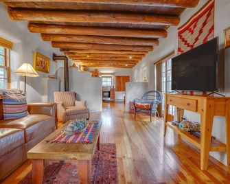 Come stay with us at La Posada De Taos ! - Taos - Living room