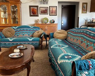 Stay@ Route 66 Great Divide Riders & Hikers R&R - Grants - Вітальня