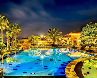 Palm Valley Pool Villa Resort - Seogwipo - Piscina