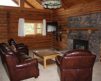 2/2 Cabin with Loft Nestled next to National Forest - Moran - Living room