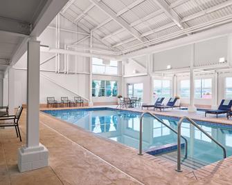 Delta Hotels by Marriott Milwaukee Northwest - Menomonee Falls - Pool