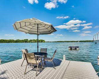 5 Bedroom Lakefront Home with Private Dock and Beach Including 2 Kayaks-Sleeps 1 - Genoa City - Patio