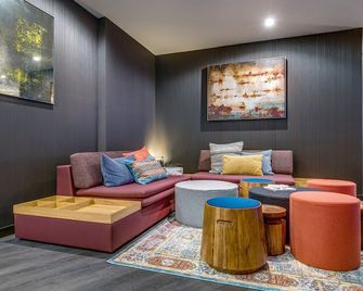 Hip First Hill 1BR w/ Gym, Roof & Lounge, nr Pioneer Sq, by Blueground - Seattle - Living room