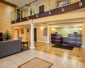 Quality Inn & Suites - Saint Charles - Рецепція