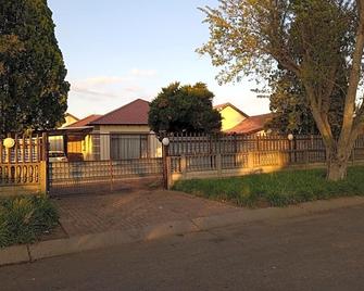 Lux Contractors Accommodation - Bronkhorstspruit - Building