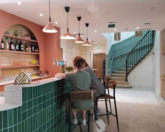 بلوم هوستل بار آند جاردن - بوردو - بار
