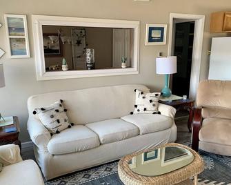 Cozy private house on Coventry Lake .Large deck own beach - Coventry - Living room