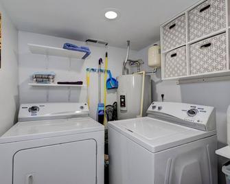 Charming Downtown Basement Bungalow with WiFi and AC in lovely La Grande - La Grande - Пральня