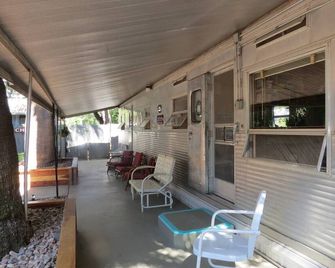 Dos Palmas, a retro travel home - Patagonia - Patio