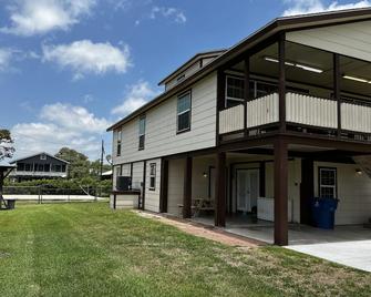 Great New Fishing/Hunting Lodge and Vacation Home in port O’Connor TX - Port Lavaca - Building