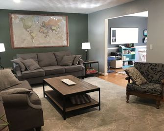 Peaceful Miami University Getaway - Oxford - Living room