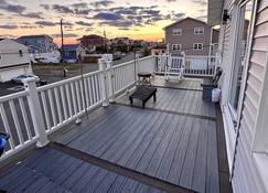 Cozy East Haven Apartment - Walk to Beach! - East Haven - Parveke