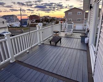 Cozy East Haven Apartment - Walk to Beach! - East Haven - Balcony
