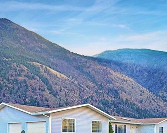 Vineyard Vacation Home Hot Tub Sunroom - Keremeos